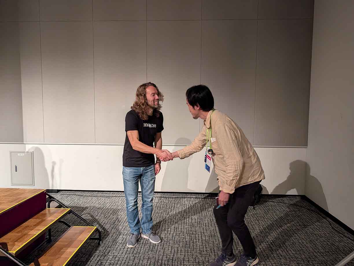 DHHと握手
